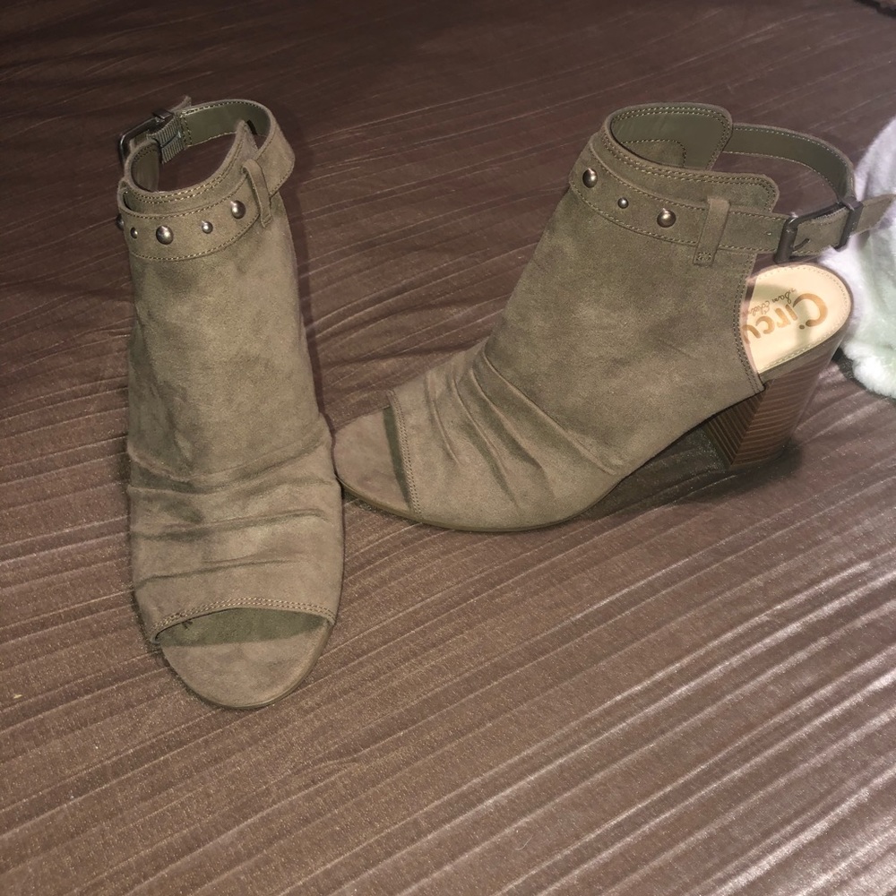 Women’s open toe brand new heels size 9.5